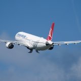 Selon le dernier prix catalogue de l'avionneur européen, qui n'a plus été mis à jour depuis 2018 et n'est pas appliqué, le contrat atteindrait près de 3,2 milliards de dollars (2,8 milliards de francs). (KEYSTONE/DPA/Soeren Stache)